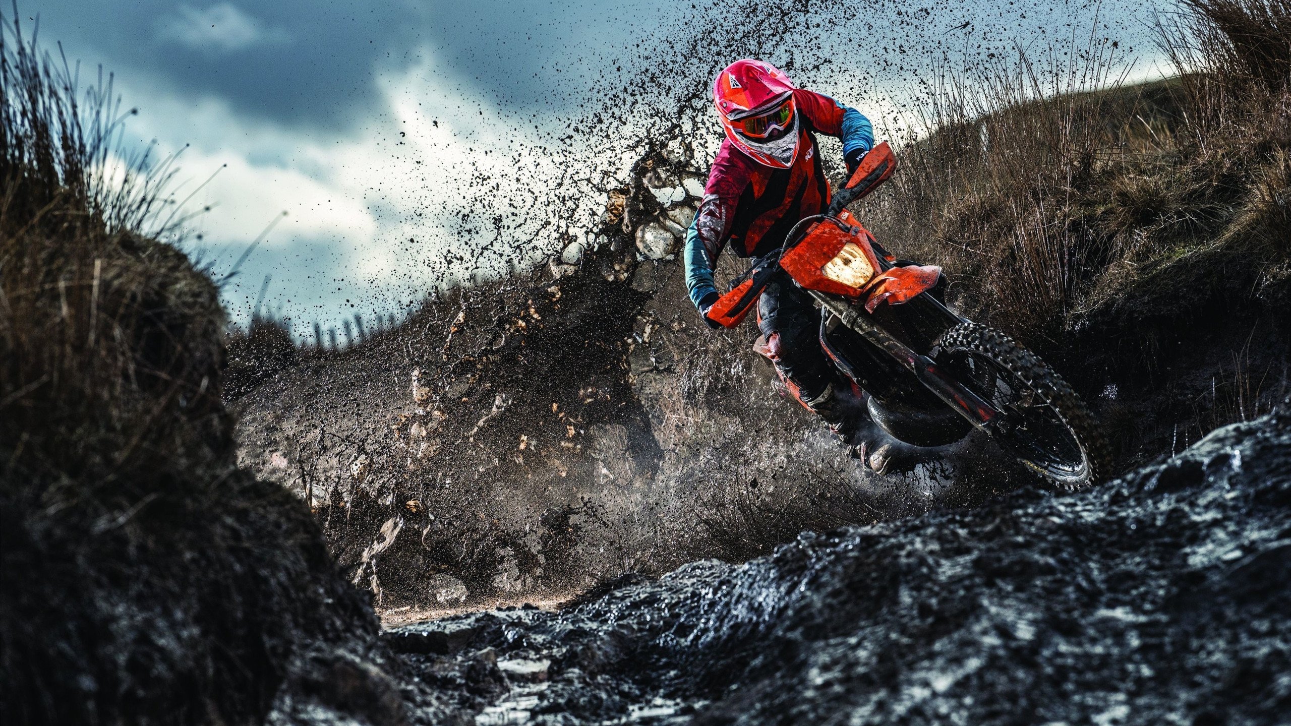 “运动装备工程师穿戴测试跑” 自己研发自己试