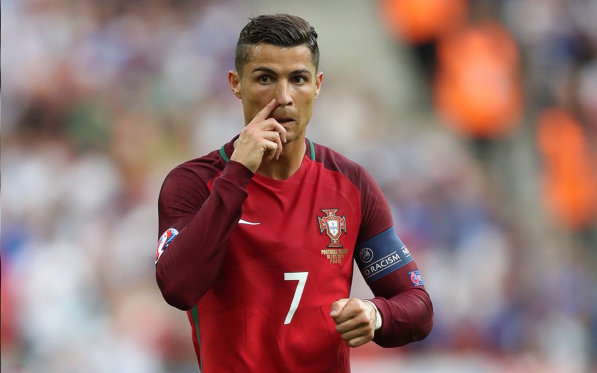 水上乐园“漂浮接力赛” 队员依次滑下水滑梯完成接棒